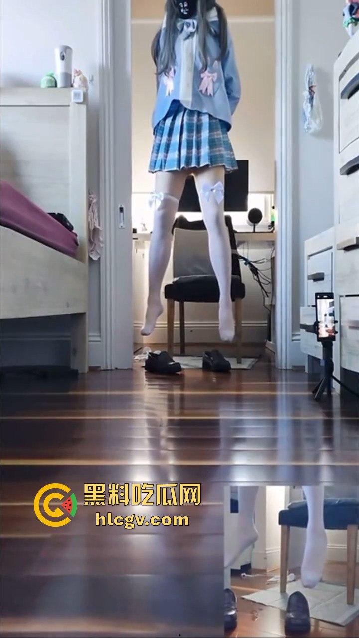 JK小妹直播上吊自缢快感引热议！是变态玩法窒息式快感还是噱头？观众目睹喷出不明液体！尿了还是喷了？-5