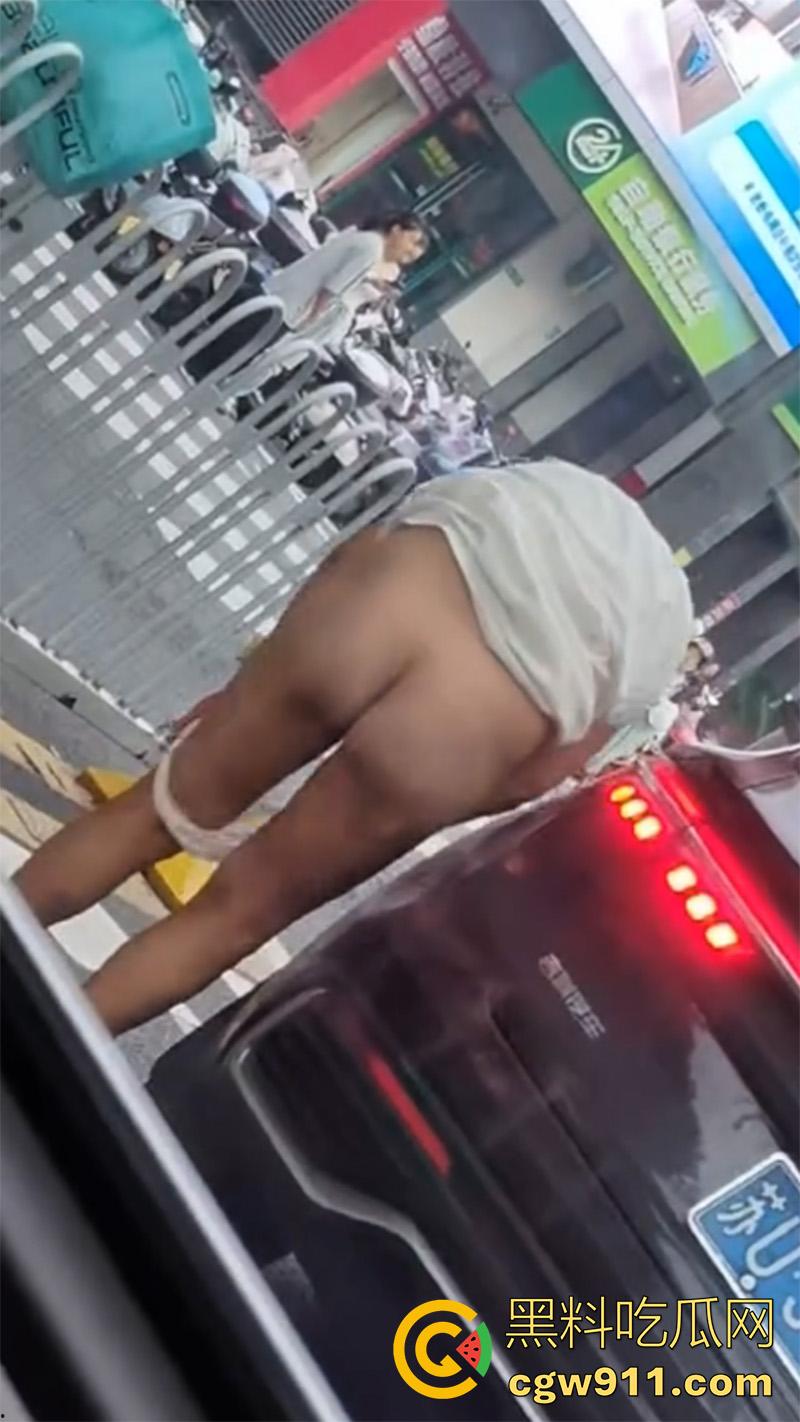江苏苏州街头裸女，女精神病饭店脱衣，当街裸奔殴打他人，甚至还砸车发疯，有没有那个流浪汉能给带走啊！-3