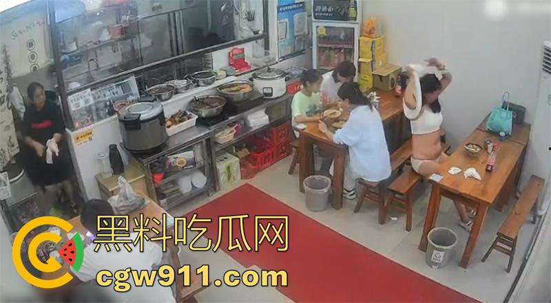 江苏苏州街头裸女，女精神病饭店脱衣，当街裸奔殴打他人，甚至还砸车发疯，有没有那个流浪汉能给带走啊！-7
