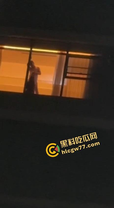 成都环球中心情侣不拉窗帘打野战，光着身子对着窗外狂操，现场直播皮影戏，爽到飞起！-9