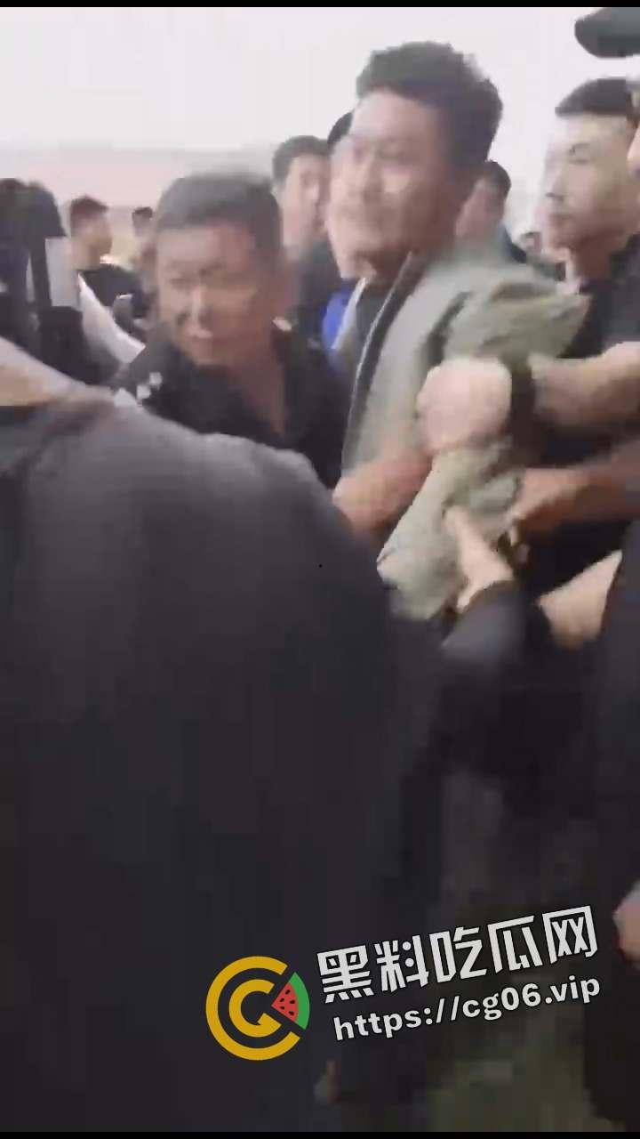 最近又刷屏b站抖音的杀人犯！海城李恩盛杀人事件 手刃妻儿老小却赢得警察递烟 赢得全网男人敬佩-5