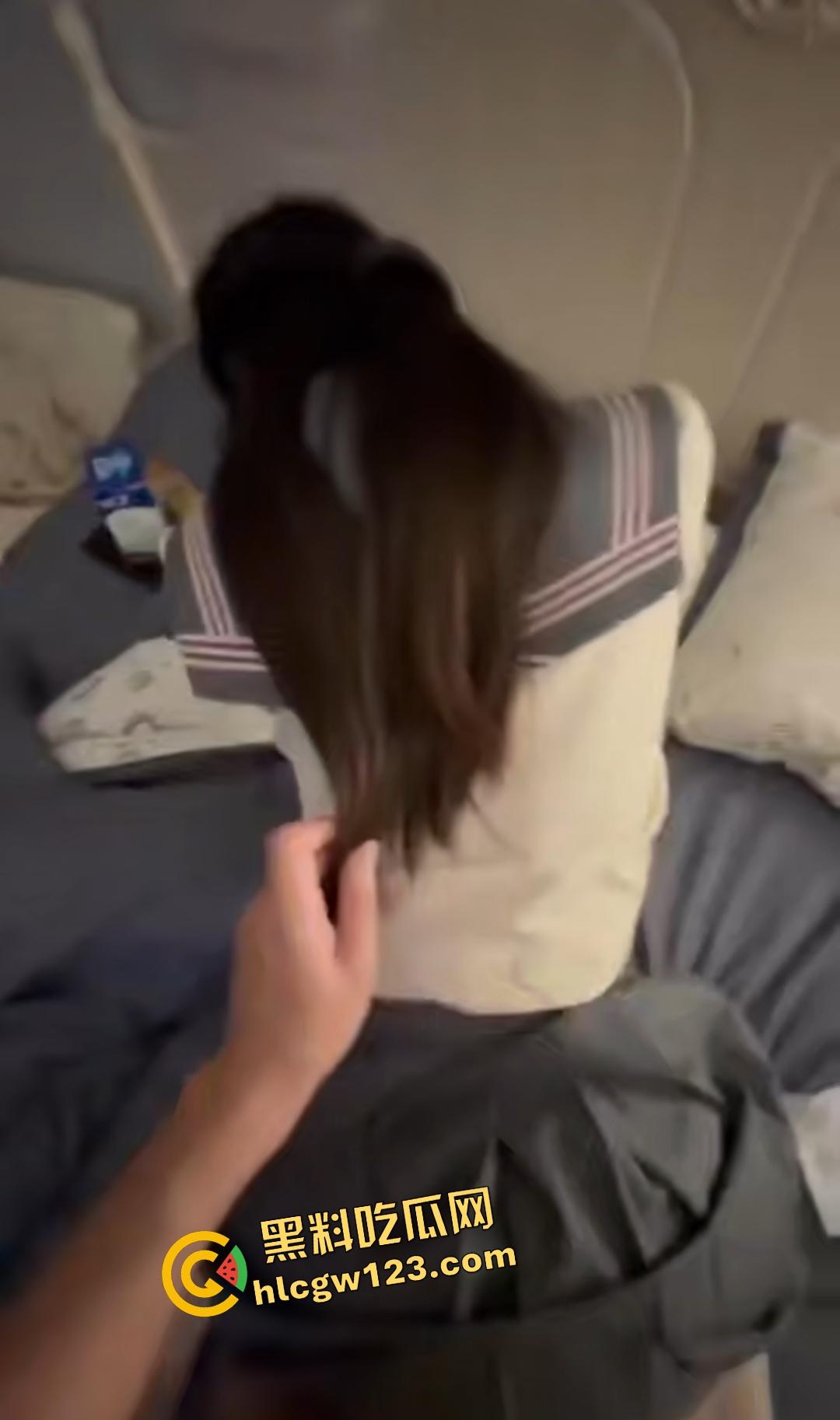 哄骗女大学生开房，竟是个骚货，屁股翘得比天高？干完还抽烟发信息嘲讽前男友！-2