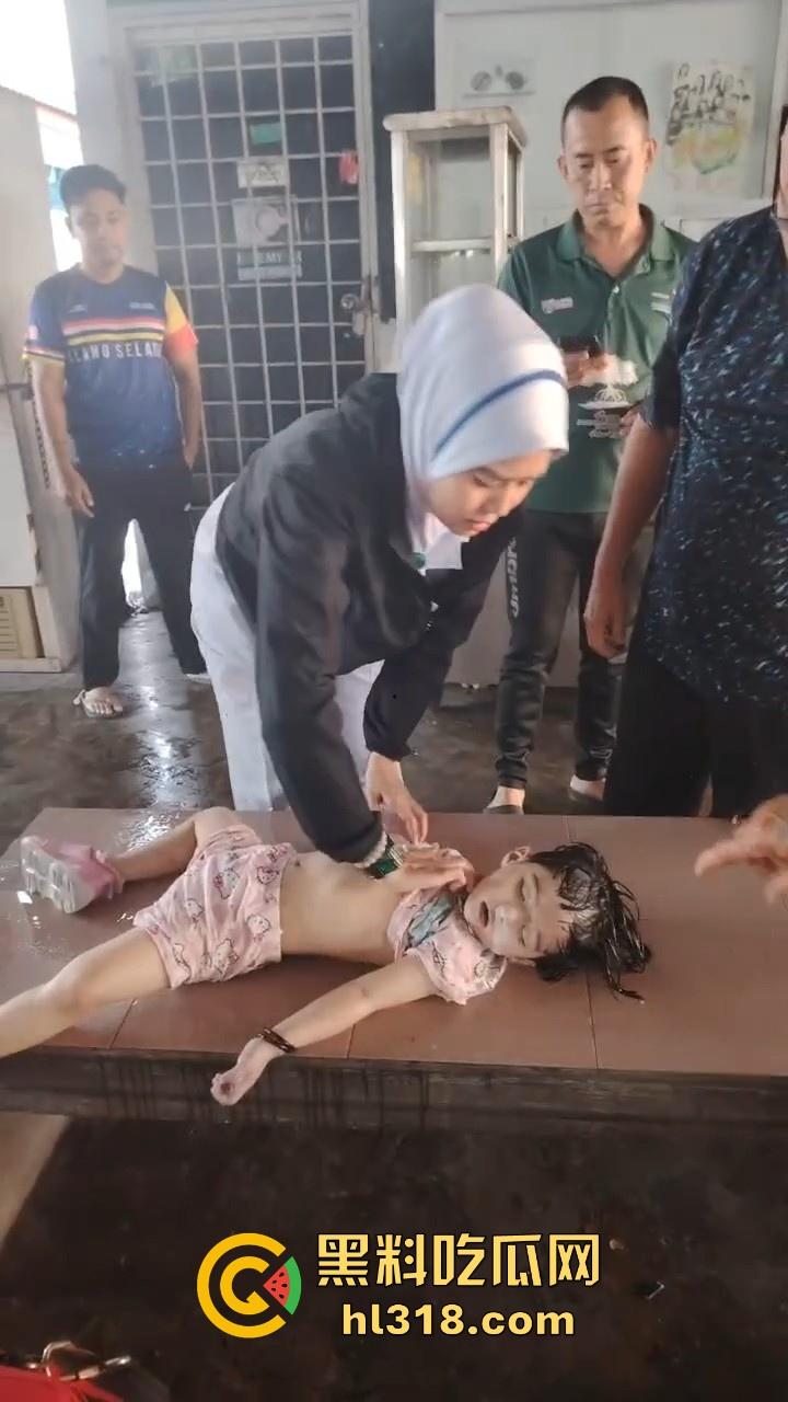 马来西亚母携女跳海轻生,疑似家庭纠纷和争夺抚养权问题，这女真狠啊，自己想不开还带上自己女儿！-8