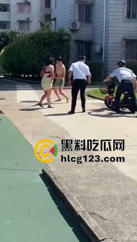 妻子惹到什么了?小区血腥杀人老公穿短裤当街持刀追砍,爱时脱她衣不爱时剐她肉!-4