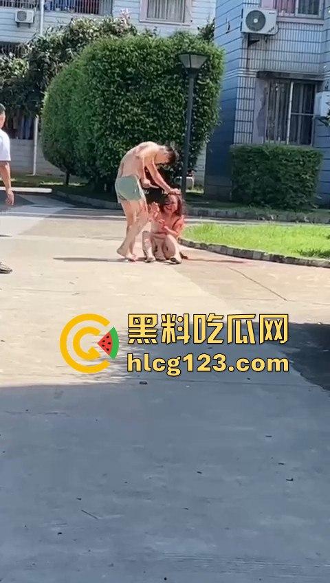 妻子惹到什么了?小区血腥杀人老公穿短裤当街持刀追砍,爱时脱她衣不爱时剐她肉!-7