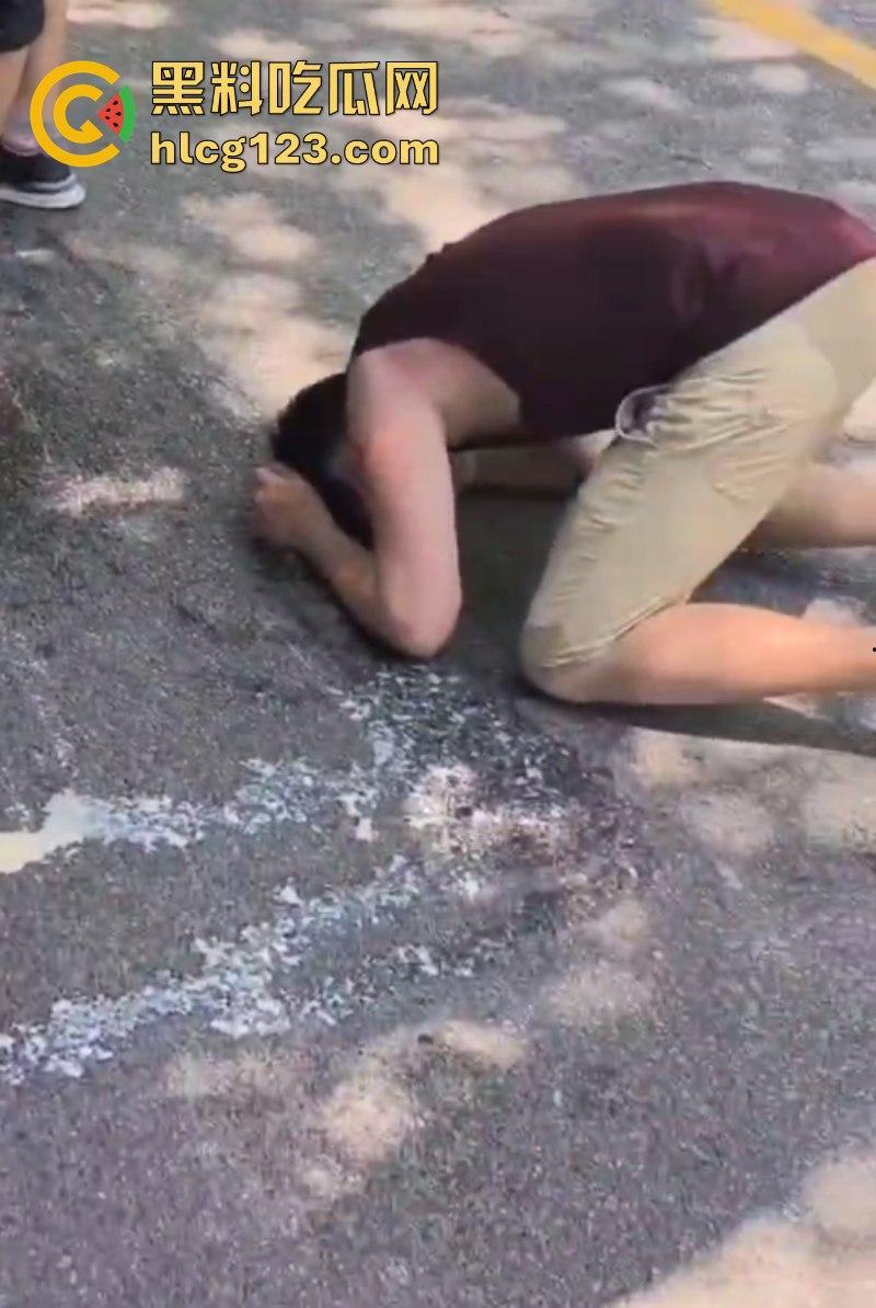 外卖小哥骑车看手机 不慎与小孩男相撞 把孩子吓得下跪道歉-3