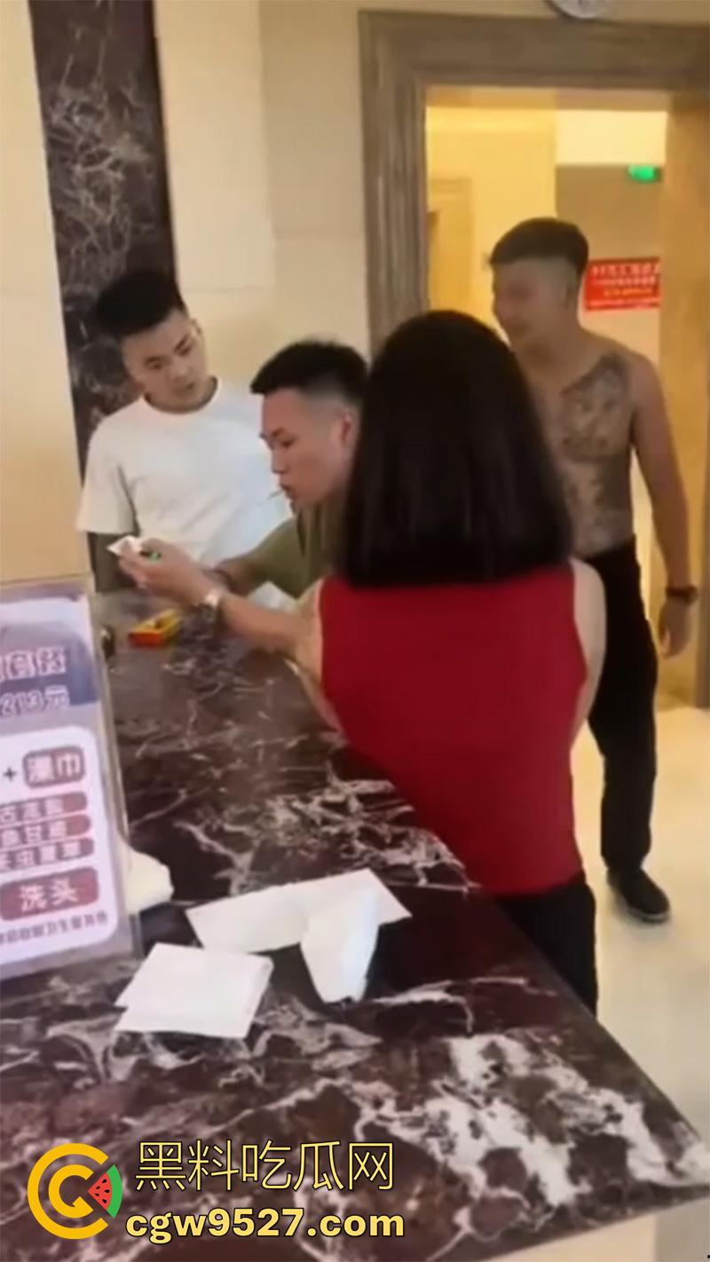 骚逼出轨精神小伙,男友带人在宾馆围堵,当场爆揍围殴,打人者已被抓捕,这下有理变没理了!-1