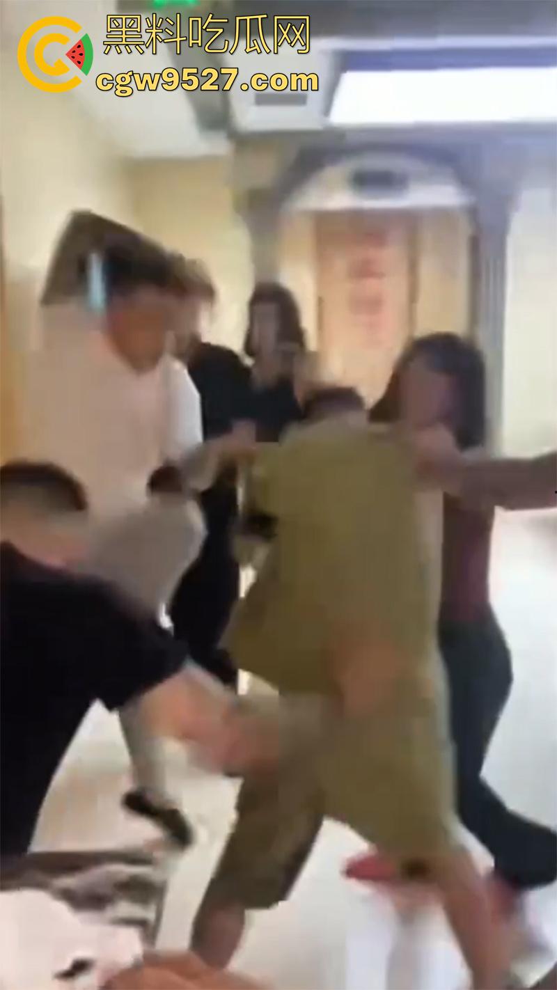 骚逼出轨精神小伙,男友带人在宾馆围堵,当场爆揍围殴,打人者已被抓捕,这下有理变没理了!-3