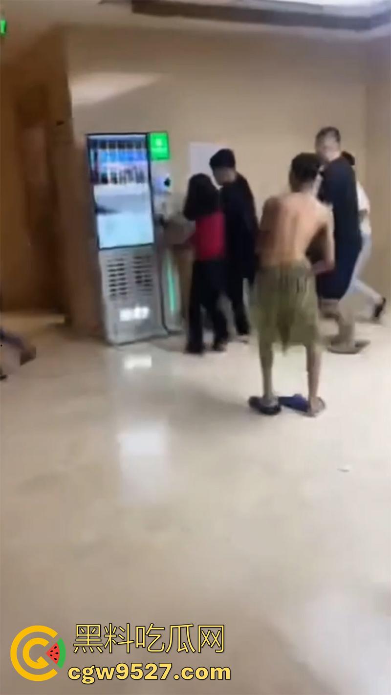 骚逼出轨精神小伙,男友带人在宾馆围堵,当场爆揍围殴,打人者已被抓捕,这下有理变没理了!-5