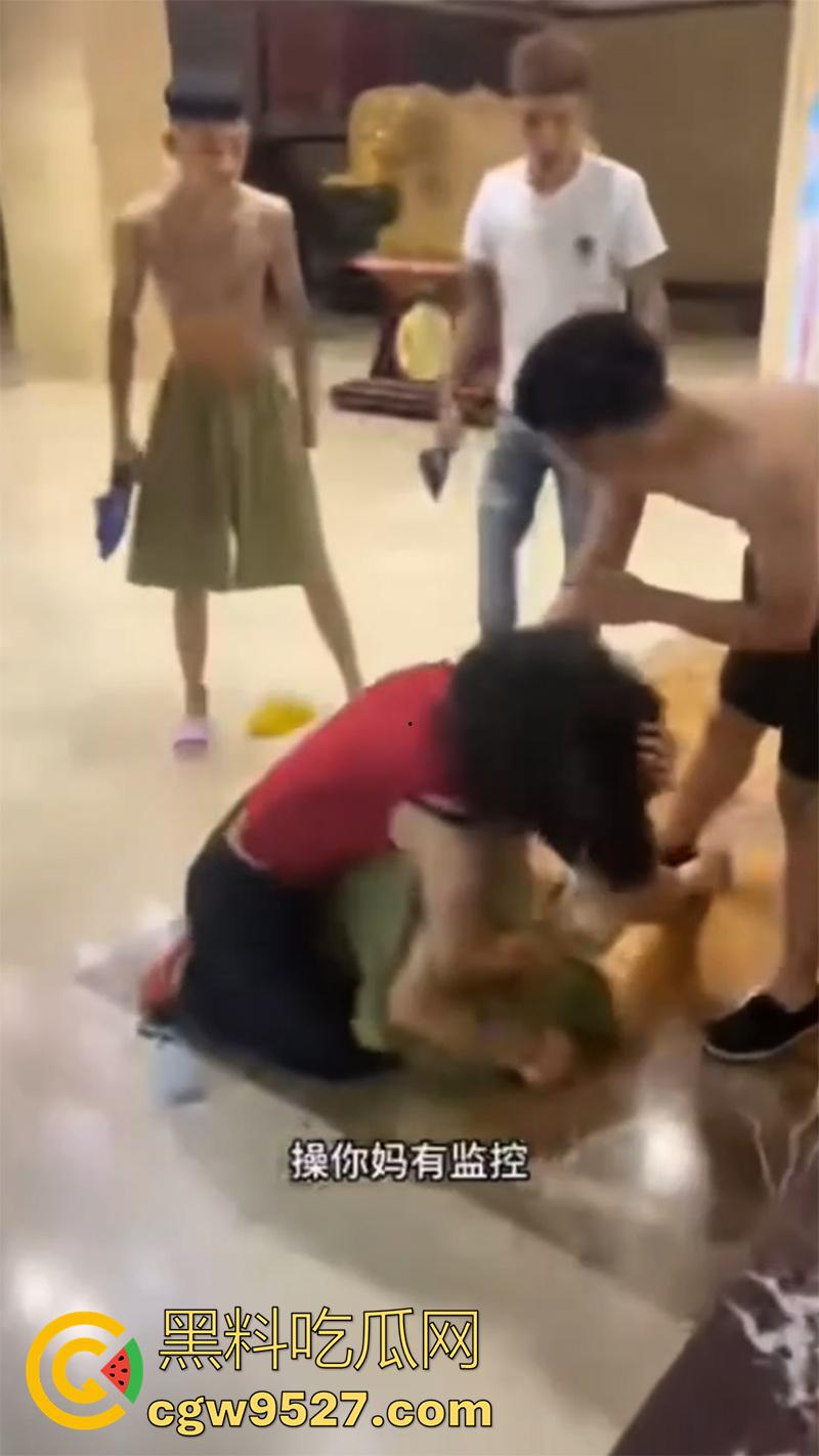 骚逼出轨精神小伙,男友带人在宾馆围堵,当场爆揍围殴,打人者已被抓捕,这下有理变没理了!-7