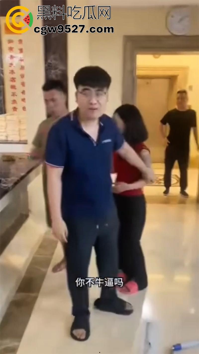 骚逼出轨精神小伙,男友带人在宾馆围堵,当场爆揍围殴,打人者已被抓捕,这下有理变没理了!-8