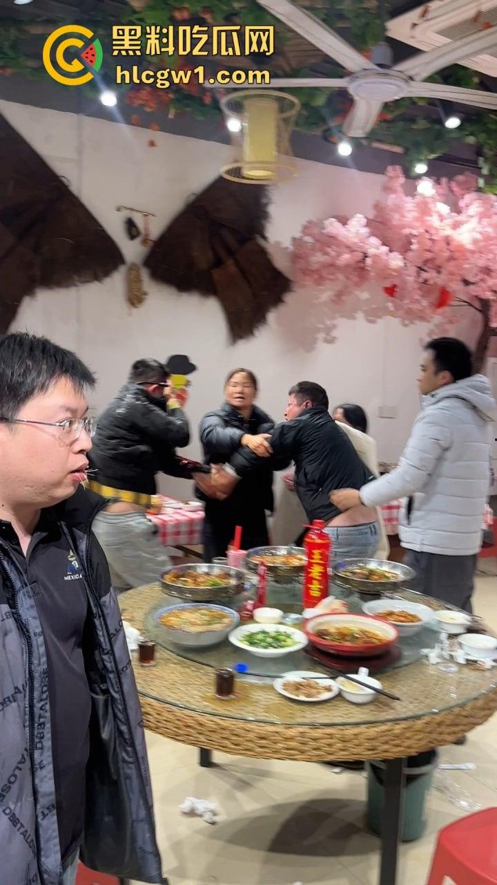 南昌辉仔与胖子大锅菜抓奸现场大打出手!头破血流,整个店的人都吃瓜,饭都吃不成!-9