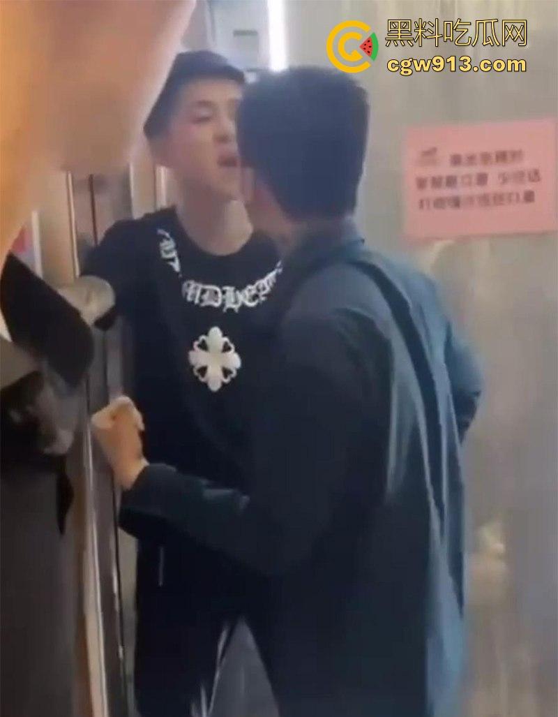 快手网红【大懿】线下被围殴视频曝光!宇将军麾下头号大将遭群殴下跪 ,大哥进去了,小弟都不好受啊!-4