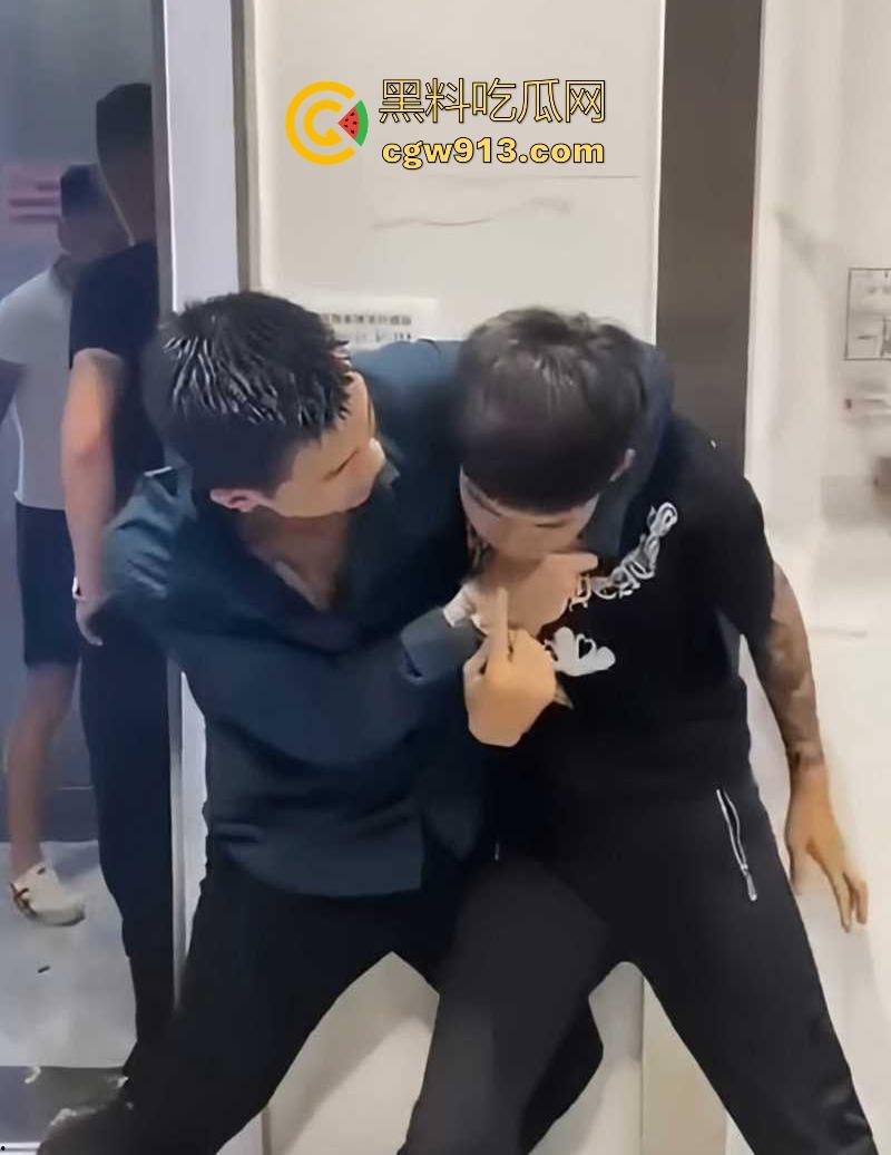 快手网红【大懿】线下被围殴视频曝光!宇将军麾下头号大将遭群殴下跪 ,大哥进去了,小弟都不好受啊!-7