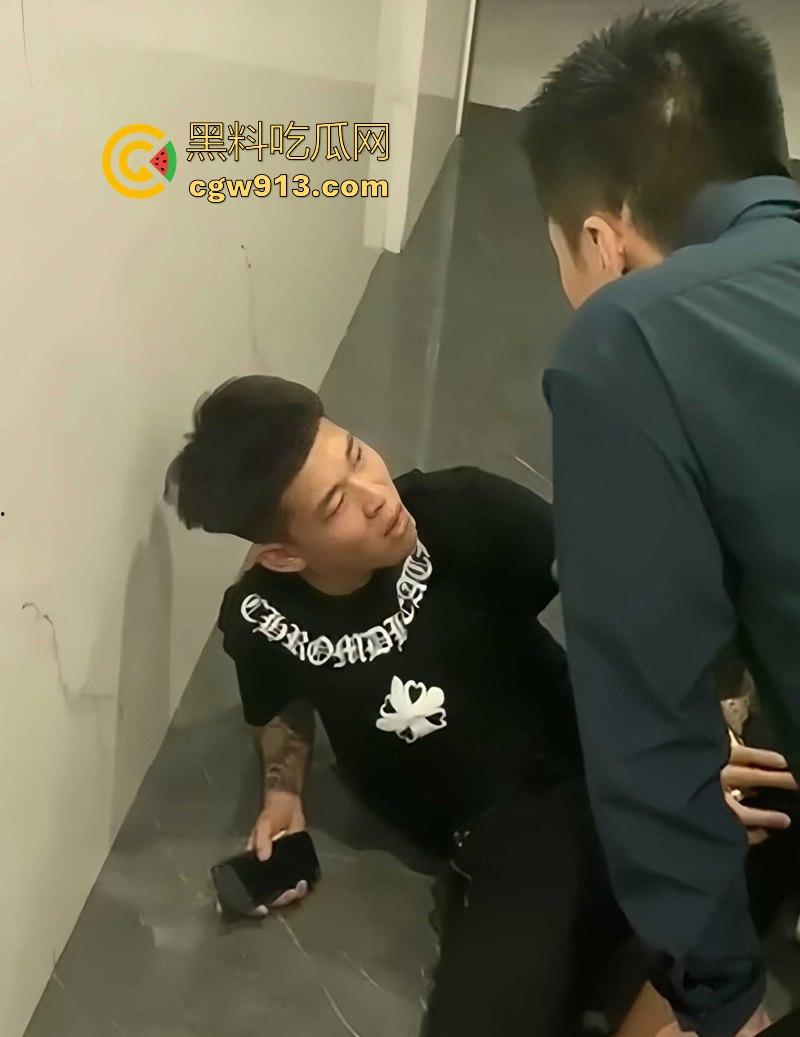 快手网红【大懿】线下被围殴视频曝光!宇将军麾下头号大将遭群殴下跪 ,大哥进去了,小弟都不好受啊!-8