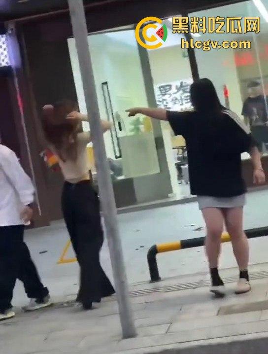 珠海男子带小三购物被原配抓包！小三有身材，原配有火气，抓头发骂得那叫一个狠！-5