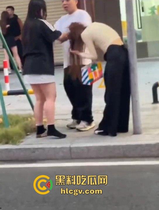 珠海男子带小三购物被原配抓包！小三有身材，原配有火气，抓头发骂得那叫一个狠！-8