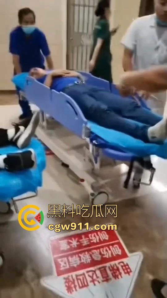 九江2:1击败新余挺进四强！新余球迷输球不甘心怒扔瓶子砸九江球迷，现场差点爆发激烈冲突！-1