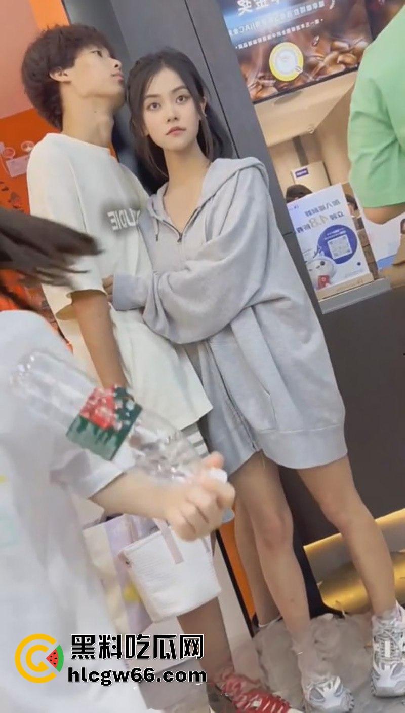 KFC抄底王炸 酷似王菲的学生妹角落激情舌吻 短裙扭得骚气 偷拍大神狂拍底裤逼毛都快溢出来了!-6