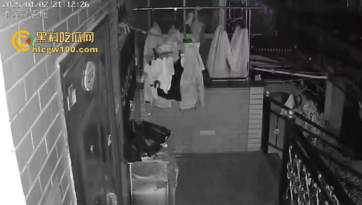 浙江嘉善南桥新村采花贼骚操作,偷完内裤撸到飞起,衣架子却乖乖挂回去,比外卖小哥还贴心!-1