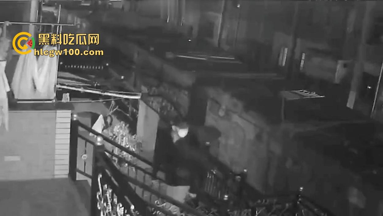 浙江嘉善南桥新村采花贼骚操作,偷完内裤撸到飞起,衣架子却乖乖挂回去,比外卖小哥还贴心!-2