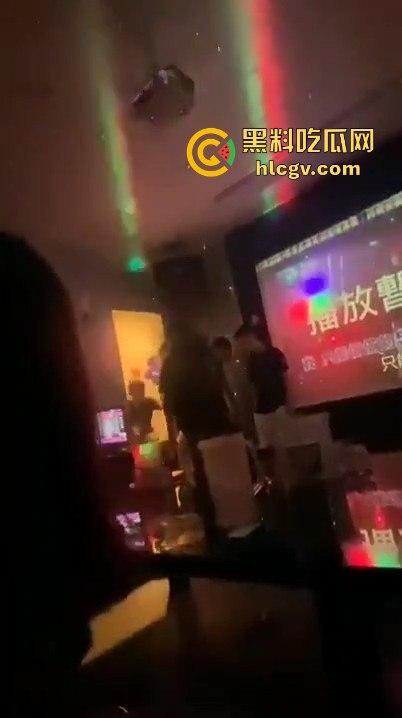台湾宜兰高职生KTV狂殴同学!唱歌跑调遭群殴,另一边同学悠哉玩王者荣耀,场面极度魔幻!-7