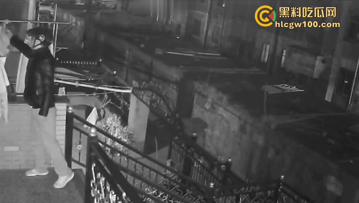 浙江嘉善南桥新村采花贼骚操作,偷完内裤撸到飞起,衣架子却乖乖挂回去,比外卖小哥还贴心!-6