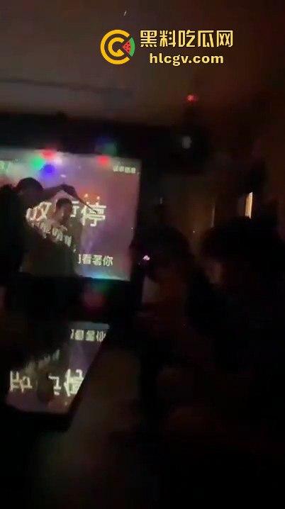 台湾宜兰高职生KTV狂殴同学!唱歌跑调遭群殴,另一边同学悠哉玩王者荣耀,场面极度魔幻!-8