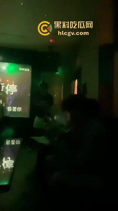 台湾宜兰高职生KTV狂殴同学!唱歌跑调遭群殴,另一边同学悠哉玩王者荣耀,场面极度魔幻!-9