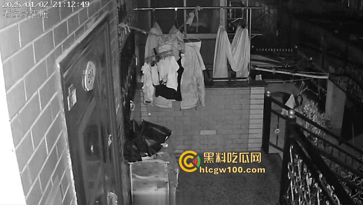 浙江嘉善南桥新村采花贼骚操作,偷完内裤撸到飞起,衣架子却乖乖挂回去,比外卖小哥还贴心!-9