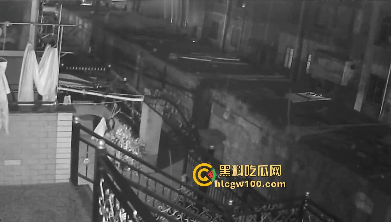 浙江嘉善南桥新村采花贼骚操作,偷完内裤撸到飞起,衣架子却乖乖挂回去,比外卖小哥还贴心!-10