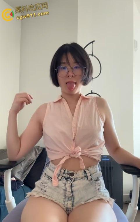 亚裔网黄【annixpress】，极品身材反差眼镜娘，翘臀裸舞直播，嫩逼自慰特写，白虎粉穴被玩弄得白浆直流 ！-1