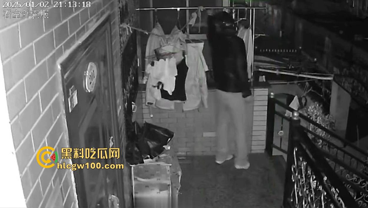 浙江嘉善南桥新村采花贼骚操作,偷完内裤撸到飞起,衣架子却乖乖挂回去,比外卖小哥还贴心!-15