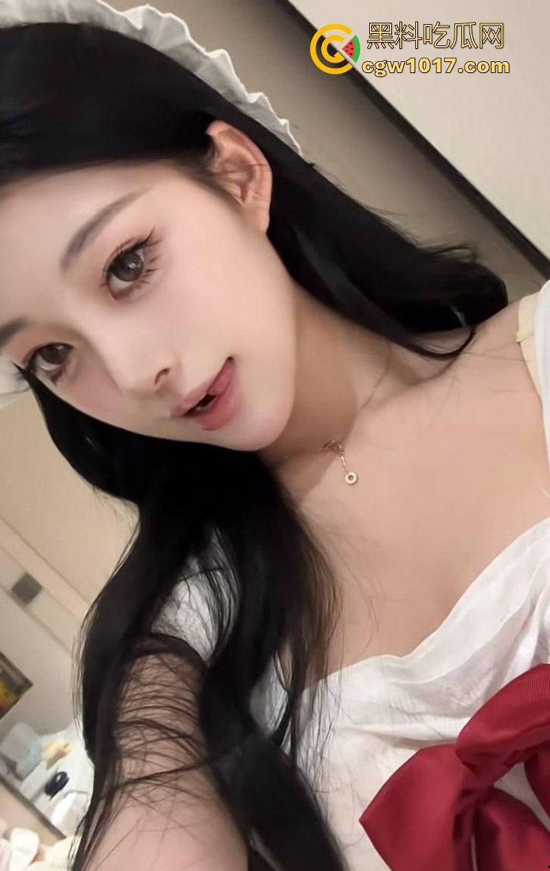 抖音高颜值网红【小棉】网络上人设甜美少女，副业拍定制自慰视频，手指深扣粉嫩骚穴，昔日甜妹化身淫荡尤物！-4