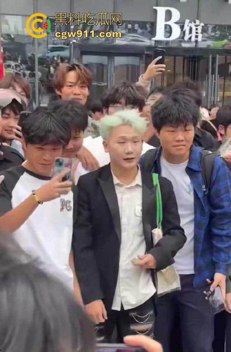 2025年最有种的男人出现了！抖音王源头号黑粉【王扁】古有关羽单刀赴会，只身现身演唱会“小汤圆”线下围攻！-3