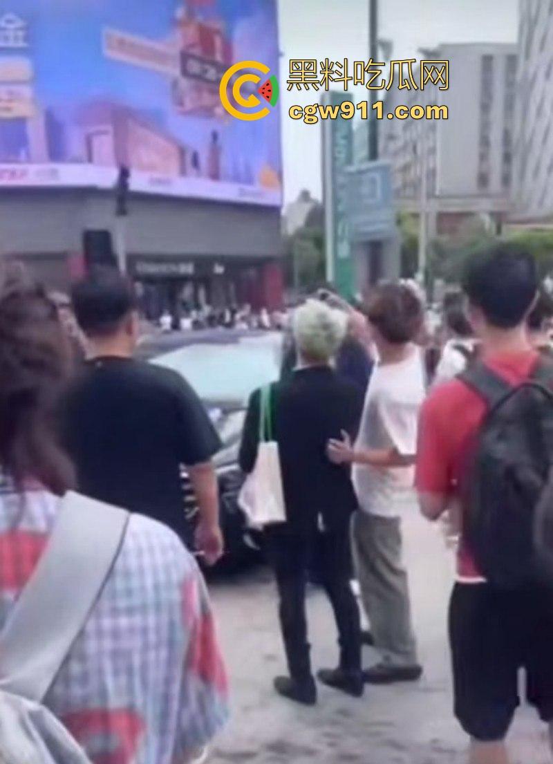 2025年最有种的男人出现了！抖音王源头号黑粉【王扁】古有关羽单刀赴会，只身现身演唱会“小汤圆”线下围攻！-4