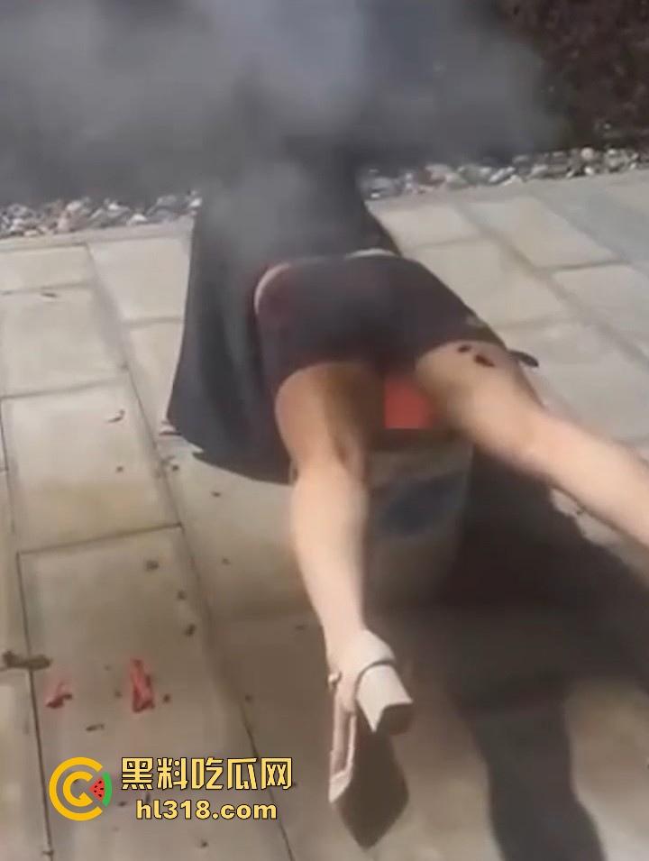 强中自有强中手,火烧逼已经out了,来看鞭炮炸逼,这逼是真的强!玩的就是真实,真是活久见!-5