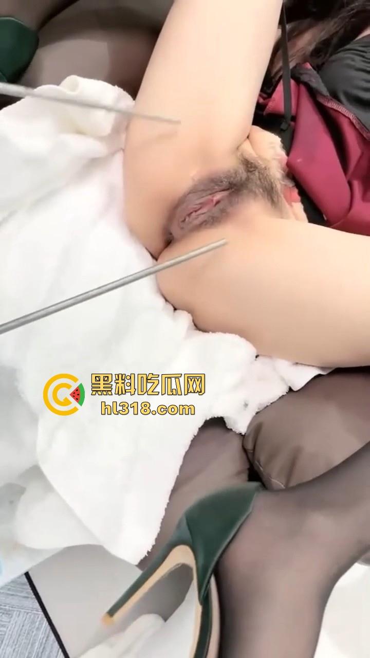 现在SM都发展到这个地步了吗!直接上电击了,把骚母狗的逼都电的缩起来,现场火花四溅刺激无比!-5