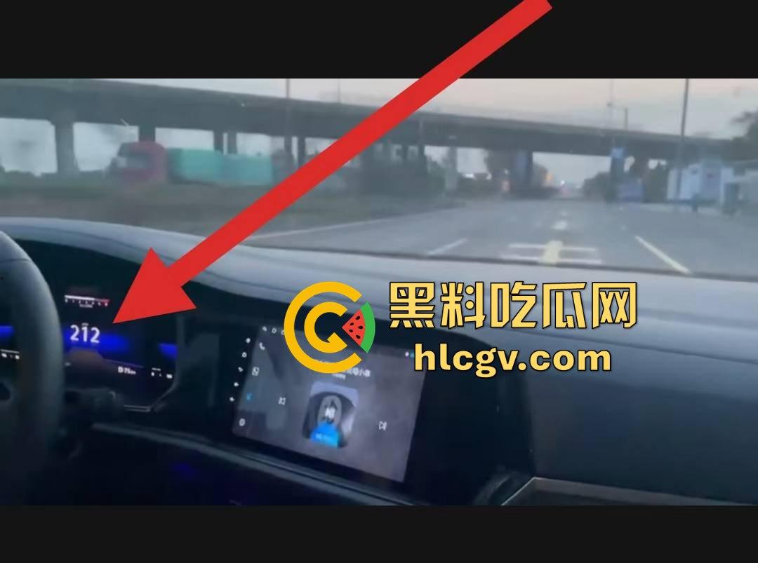 带妹飙到212码,大众车毁人亡!精神小伙翻车直播秒变吃席现场,欢迎瓜友围观!-5