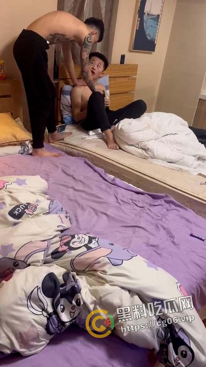 精神小伙1v3!小伙偷情兄弟女朋友 反被女人诬陷 带着闺蜜一起打 头干裂开了 现场血腥画面曝光-2