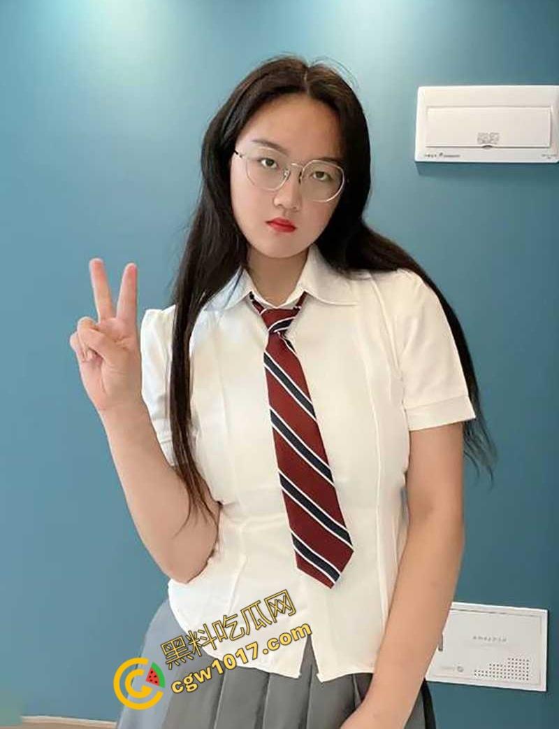 抖音柔术女王【肖红丽】出轨黑料,被老黑猛操爆照,全网骨头最软的她,靠色情技巧红遍天,最终媚洋自毁名声!-2