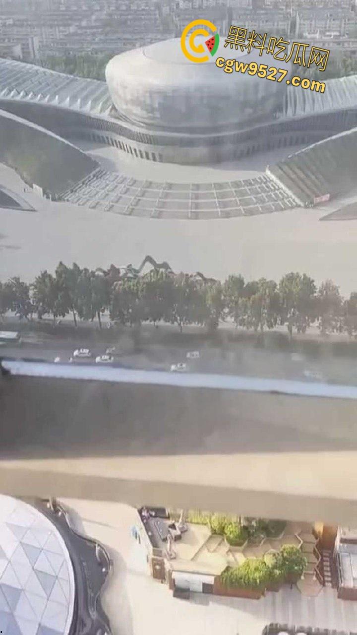 北京工业大学体育馆,一男女上演吃鸡大戏,女主含情脉脉的吞吐着大屌,大白天的两人毫不畏惧羞涩 !-1