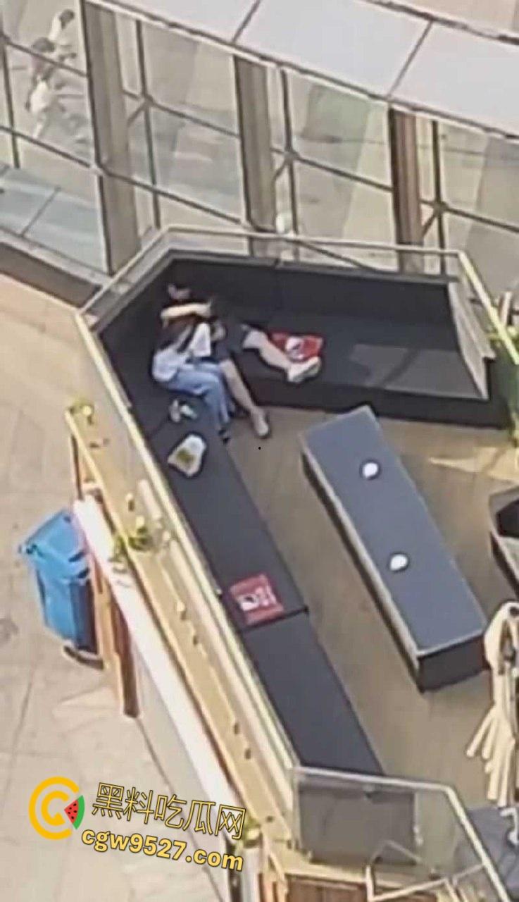 北京工业大学体育馆,一男女上演吃鸡大戏,女主含情脉脉的吞吐着大屌,大白天的两人毫不畏惧羞涩 !-7