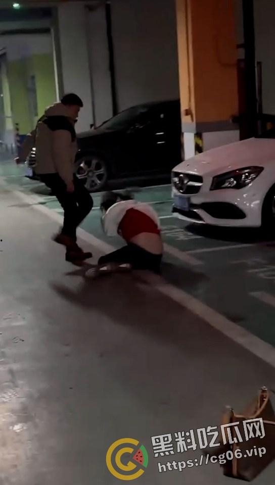 潍坊万达大瓜！地下车库捉奸 场面极其混乱 我带着闺蜜的出轨的老公去捉奸闺蜜和我的老公？-6