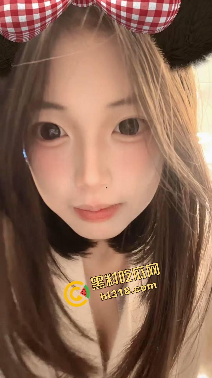 连云港河边裸泳妹子现身,天气一热直接全裸脱下水放飞自我,亲密接触大自然,真就不怕被人看!-1