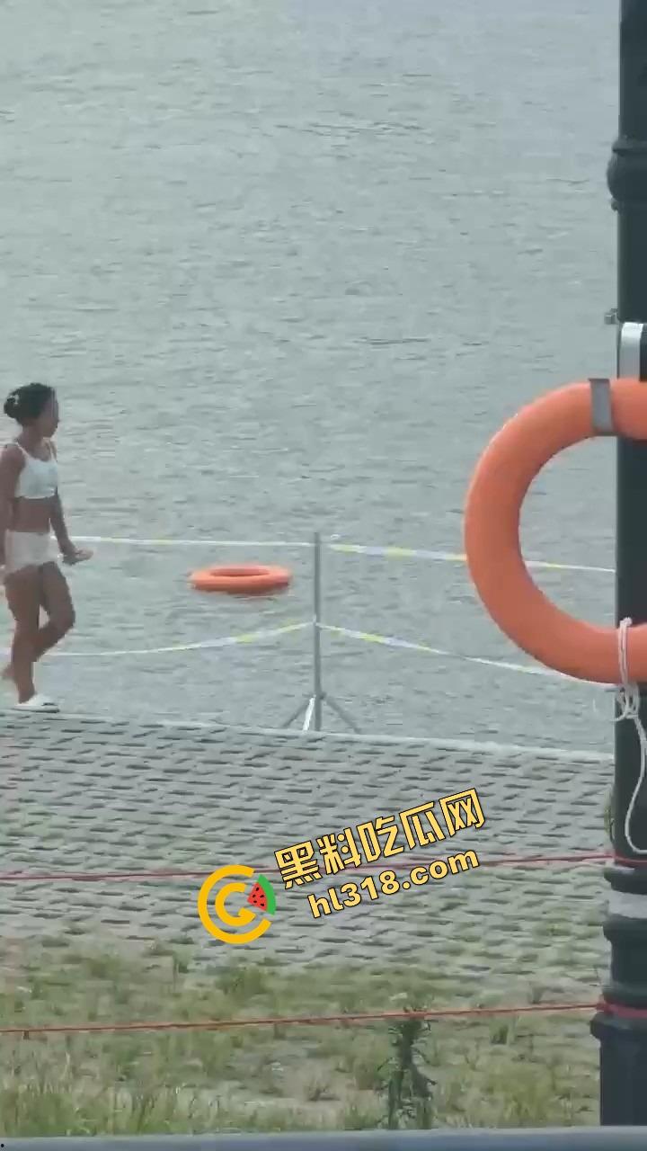 连云港河边裸泳妹子现身,天气一热直接全裸脱下水放飞自我,亲密接触大自然,真就不怕被人看!-5