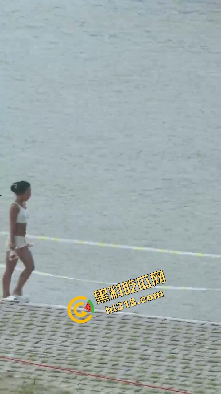 连云港河边裸泳妹子现身,天气一热直接全裸脱下水放飞自我,亲密接触大自然,真就不怕被人看!-6