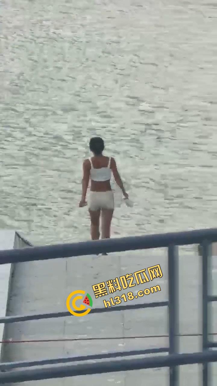 连云港河边裸泳妹子现身,天气一热直接全裸脱下水放飞自我,亲密接触大自然,真就不怕被人看!-7