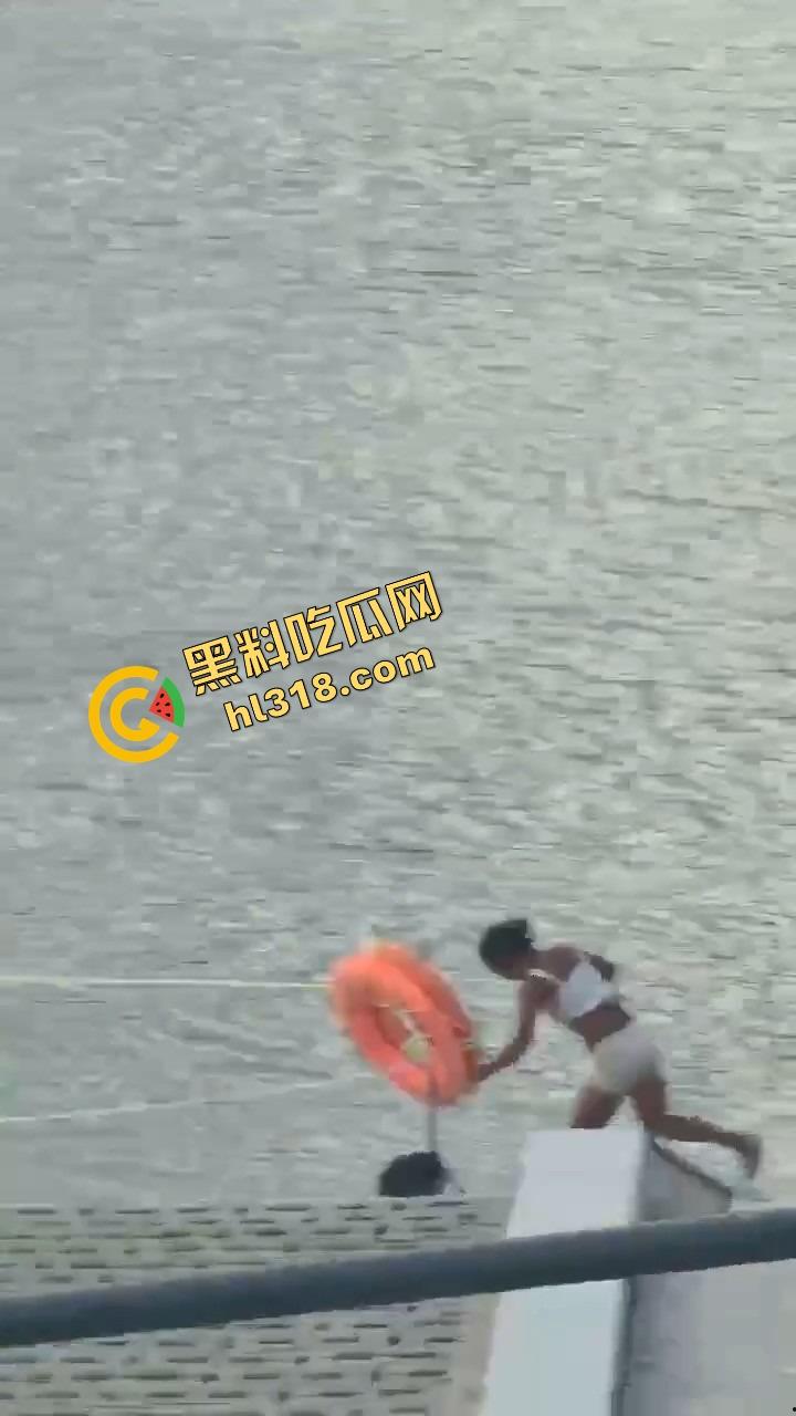 连云港河边裸泳妹子现身,天气一热直接全裸脱下水放飞自我,亲密接触大自然,真就不怕被人看!-8