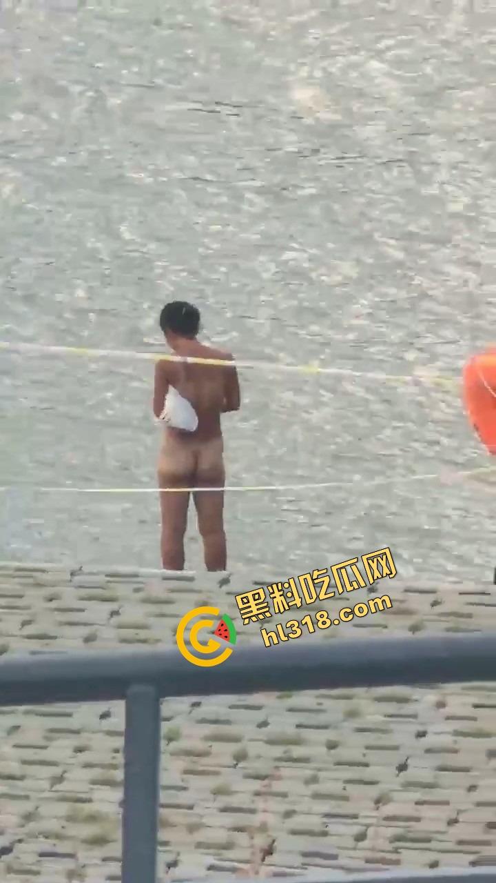 连云港河边裸泳妹子现身,天气一热直接全裸脱下水放飞自我,亲密接触大自然,真就不怕被人看!-12